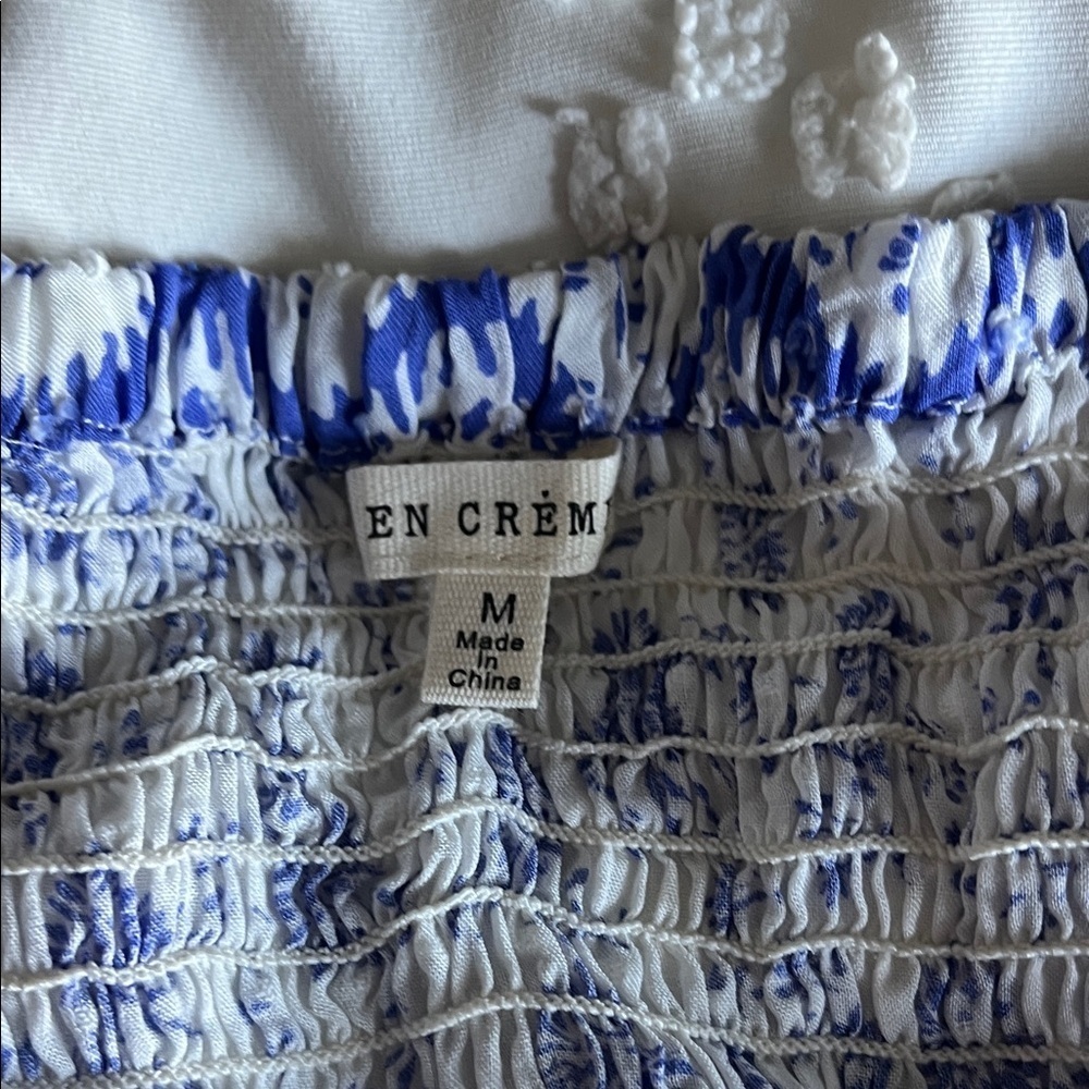 En Creme Floral Blue and White Flowy Boho Blouse Size Medium - Picture 4 of 11